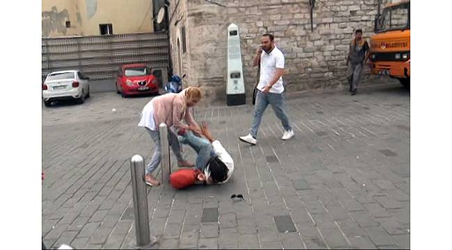 Taksim Meydanı&#39;nda kızların omuz atma kavgası kamerada