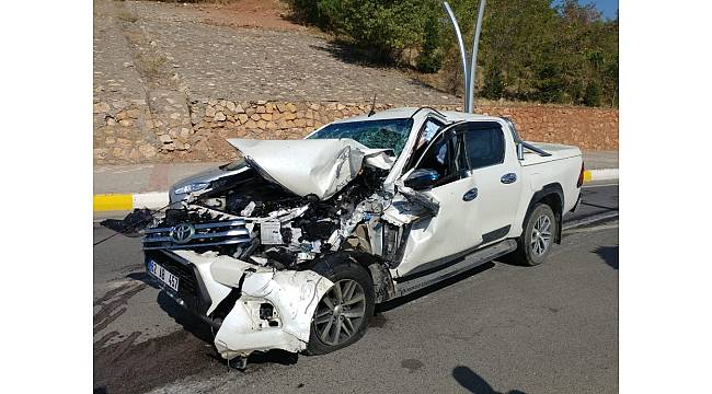 Tunceli&#39;de kamyonet refüjdeki işçilere çarptı: 5 yaralı