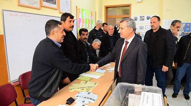 AK PARTİ YEŞİLYURT BELEDİYE BAŞKAN ADAYI MEHMET ÇINAR, OYUNU CAHİDE NEBİOĞLU ORTAOKULUNDA KULLANDI
