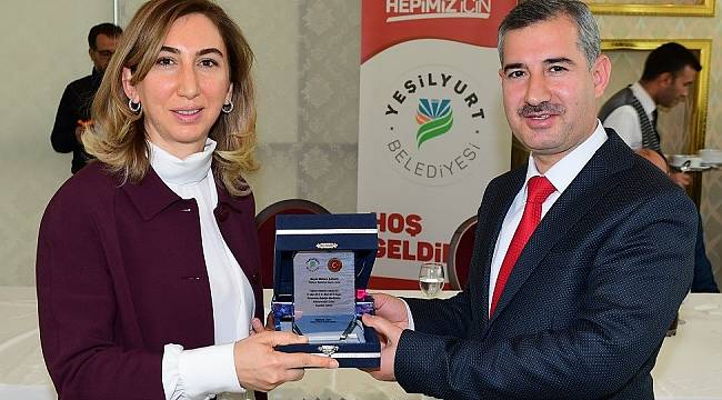 BAŞKAN ÇINAR, MECLİS ÜYELERİNE TEŞEKKÜR PLÂKETİ TAKDİM ETTİ