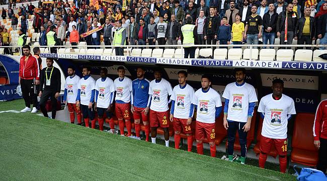 Özal için; “Kalbimizdesin¸ Unutmadık”