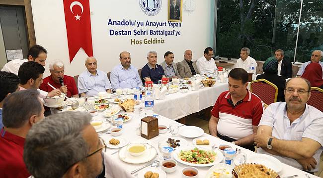 Başkan Güder, AK Parti Battalgazi İlçe Teşkilatı ve Belediye Meclis Üyeleri İle İftarda Bir Araya Geldi