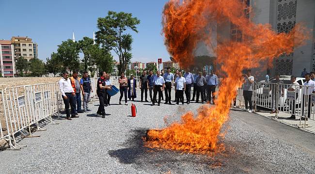 BATTALGAZİ BELEDİYE PERSONELİNE YANGIN SÖNDÜRME EĞİTİMİ VERİLDİ