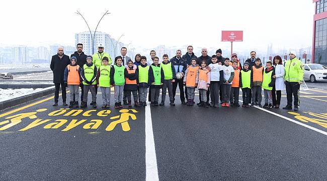YEŞİLYURT BELEDİYESİ İLE İL EMNİYET TRAFİK ŞUBE MÜDÜRLÜĞÜ’NDEN ‘ ÖNCELİK HAYATIN, ÖNCELİK YAYANIN’ ETKİNLİĞİ