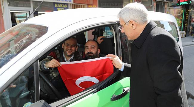 BAŞKAN GÜDER ORDUMUZA DESTEK İÇİN ESNAFA TÜRK BAYRAĞI DAĞITTI