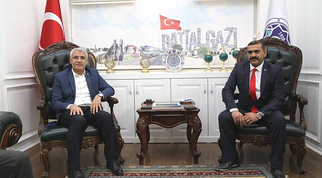 MİLLİYETÇİ HAREKET PARTİSİ BATTALGAZİ İLÇE BAŞKANI İLHAN İLHAN, BATTALGAZİ BELEDİYE BAŞKANI OSMAN GÜDER'İ MAKAMINDA ZİYARET ETTİ