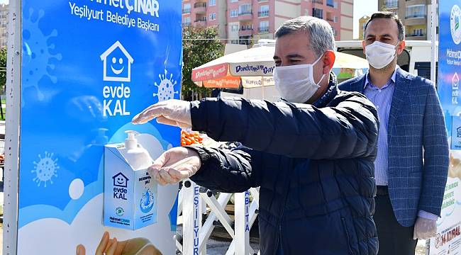 YEŞİLYURT’TA Kİ PAZAR YERLERİNİN GİRİŞ VE ÇIKIŞLARINA EL DEZENFEKTAN KUTULARI YERLEŞTİRİLDİ
