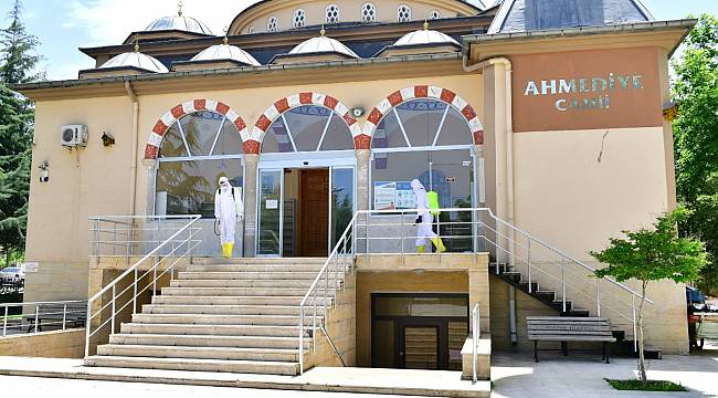 YEŞİLYURT BELEDİYESİ, CUMA NAMAZI ÖNCESİNDE CAMİLERDE DEZENFEKTAN ÇALIŞMALARI YAPTI