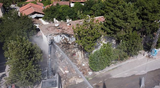 DEPREME DAYANIKSIZ OLAN ORDUZU BELEDİYE BİNASI YIKILDI