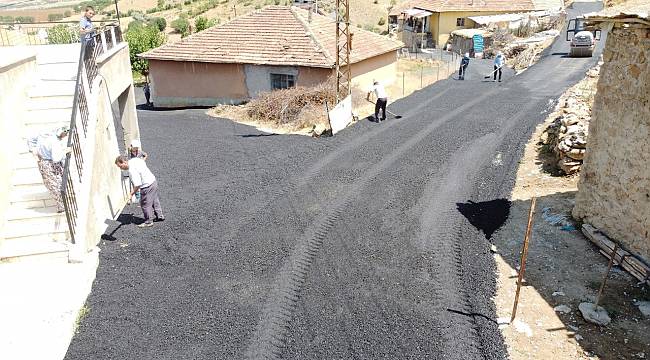 KIRSAL MAHALLEDE ARA SOKAKLARA SICAK ASFALT SERİMİ YAPILDI
