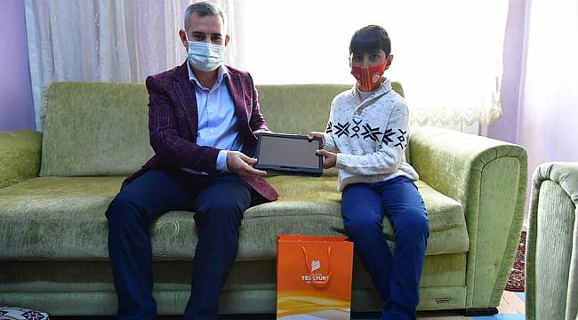 BAŞKAN ÇINAR’DAN TABLET ALMAYA HAK KAZANAN ÖĞRENCİLERE SÜRPRİZ ZİYARET