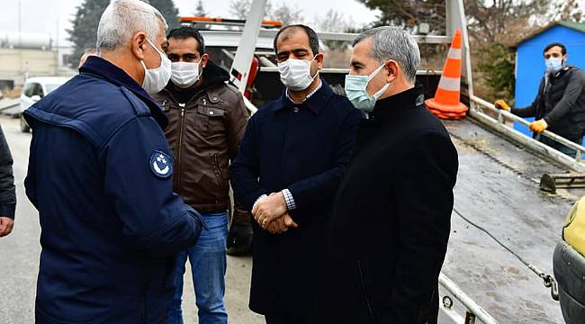 YEŞİLYURT BELEDİYESİ, ÇEVRE VE GÖRÜNTÜ KİRLİLİĞİ OLUŞTURAN HURDA ARAÇLARI TOPLUYOR