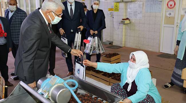 BAŞKAN GÜDER, KADINLAR GÜNÜ'NÜ KARANFİL DAĞITARAK KUTLADI