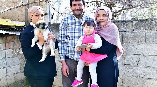 YEŞİLYURT BELEDİYE BAŞKANI MEHMET ÇINAR, MİNİK NİSA’YA KÖPEK HEDİYE ETTİ