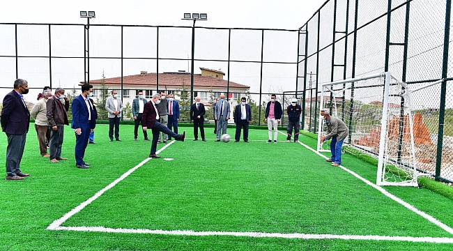 BAŞKAN ÇINAR, GÖRGÜ MAHALLESİNDE YAPIMI TAMAMLANAN SEMT SAHASINI İNCELEDİ 