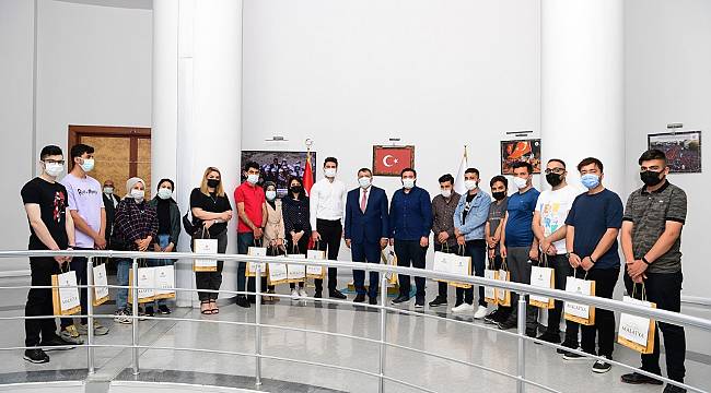 AK PARTİ GENÇLİK KOLLARI ÜYELERİ 19 MAYIS DOLAYISIYLA BAŞKAN GÜRKAN’I ZİYARET ETTİ