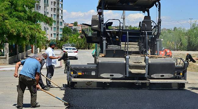 YEŞİLYURT’UN CADDE VE SOKAKLARI SICAK ASFALT İLE DÜZENLİ BİR GÖRÜNTÜYE ULAŞIYOR