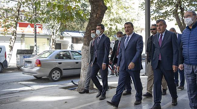 Altyapısı tamamlanan cadde üzerinde kaldırım çalışmaları yapılıyor