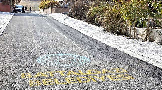 BATTALGAZİ BELEDİYESİ ASFALTSIZ YOL BIRAKMAMA ADINA KARARLI İLERLİYOR
