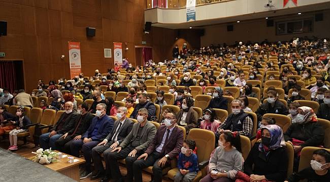 YEŞİLYURT BELEDİYESİNİN DÜZENLEDİĞİ ‘Z TAKIMI’ MÜZİKAL TİYATRO GÖSTERİSİ YOĞUN İLGİ GÖRDÜ