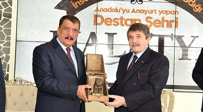 Başkan Gürkan’ı ziyaret eden Hizmet İş Sendikası Kurucu ve Onursal Başkanı- AK Parti 22-23 ve 24. Dönem Manisa Milletvekili Tanrıverdi,