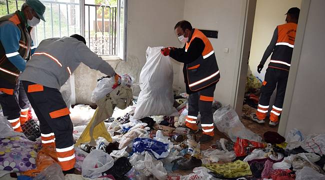 YEŞİLYURT BELEDİYE EKİPLERİ, YAVUZ SELİM MAHALLESİNDEKİ ÇÖP EVDEN 1 KAMYON ÇÖP ÇIKARDI
