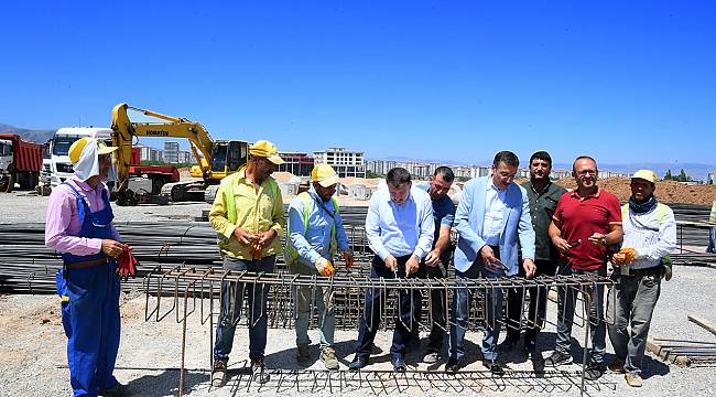 100. YIL KENT PARKINDA İNCELEMELERDE BULUNAN BAŞKAN GÜRKAN