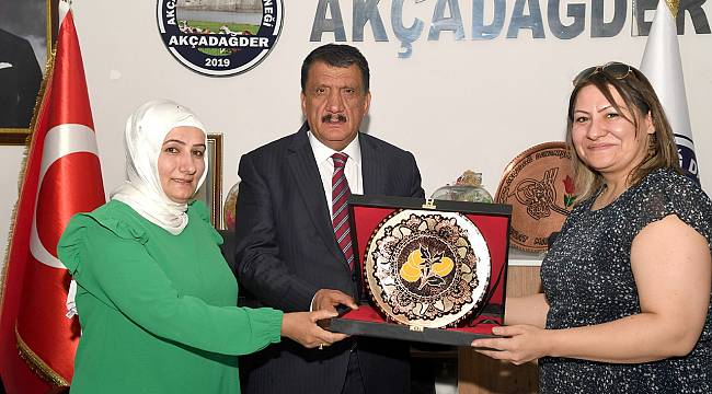 Akçadağ Dayanışma Derneği’ni Ziyaret Eden Başkan Gürkan,