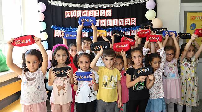 BAŞKAN GÜDER’DEN UYUM EĞİTİMİ ALAN MİNİK ÖĞRENCİLERE KIRTASİYE SÜRPRİZİ