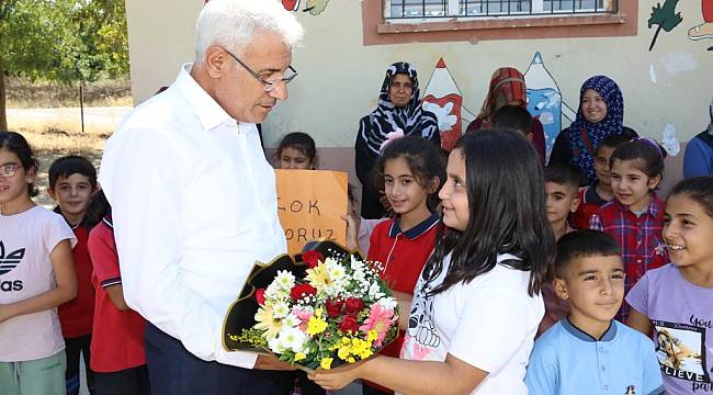 BAŞKAN GÜDER ÖĞRENCİLERİN İLK DERS HEYECANINA ORTAK OLDU