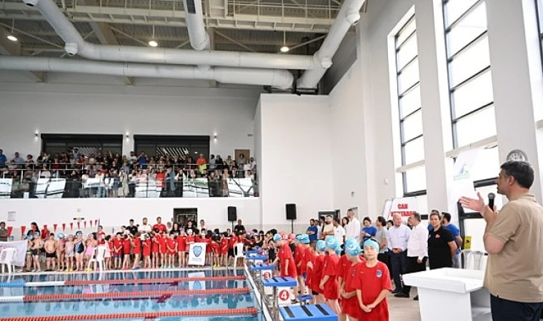 Kartepe’de 245 Minik yüzücü mücadele etti