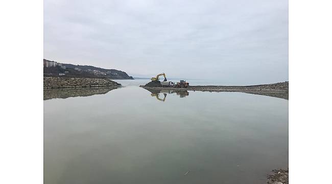 Alaplı dere ağzı temizleniyor