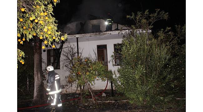 Antalya'da boş binada yangın 1 itfaiyeci yaralandı