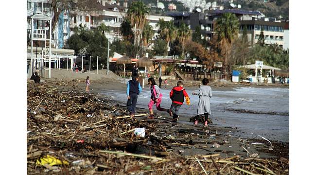 Antalya&#39;da fırtına, sahili çöplüğe çevirdi