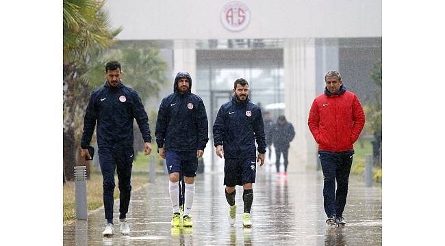Antalyaspor hazırlıklarını sağanak yağmur altında sürdürdü