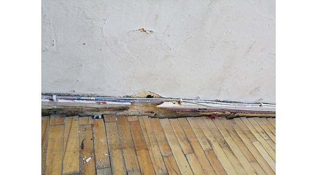 Atatürk Kapalı Spor Salonunun akan çatısı parkeleri kullanılmaz hale getirdi