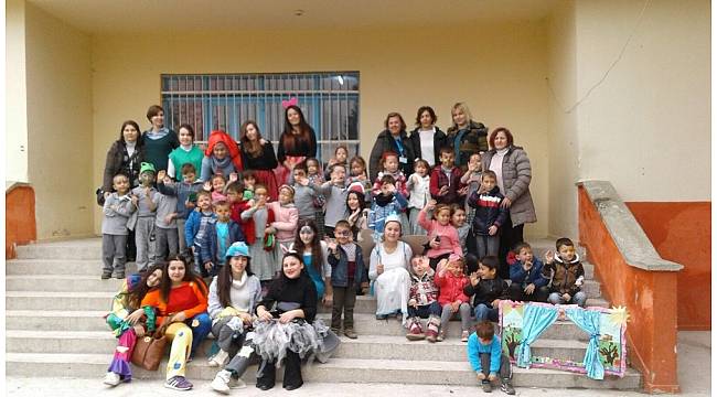 Ayvalık&#39;ta Zübeyde Hanım köy çocuklarını güldürdü