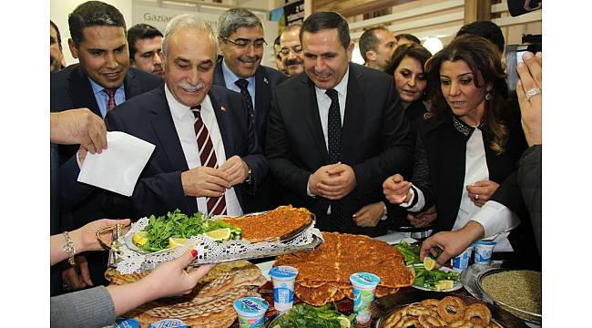 Bakan Fakıbaba'ya, Gaziantep'in tescilli ürünleri tanıtıldı