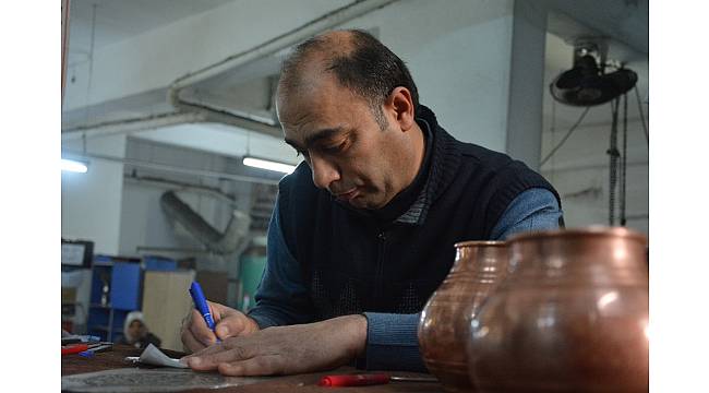 Bakırcı esnafı 'Zeytin Dalı' figürü işlemeye başladı