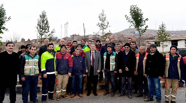 Başkan Çakır, işçilerle birlikte ağaç dikti