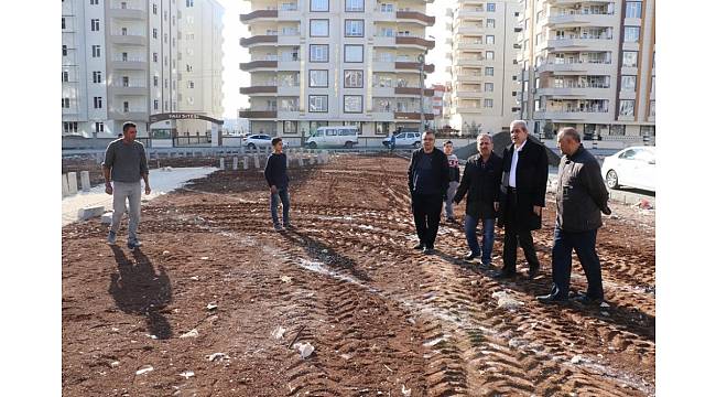 Başkan Demirkol, Karşıyaka&#39;daki park yapım çalışmasını inceledi