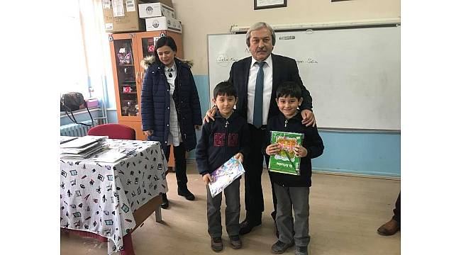 Başkan Şahin yarıyıl tatiline girecek öğrencilere kitap dağıttı