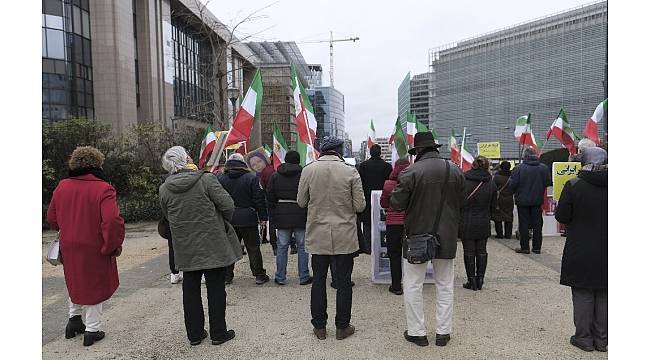 Brüksel'e gelecek olan Zarif'e protesto