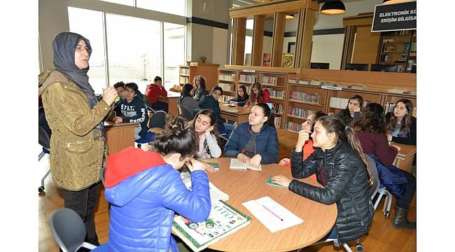 Büyükşehir Halk Kütüphanesinde kitap okuma etkinliği