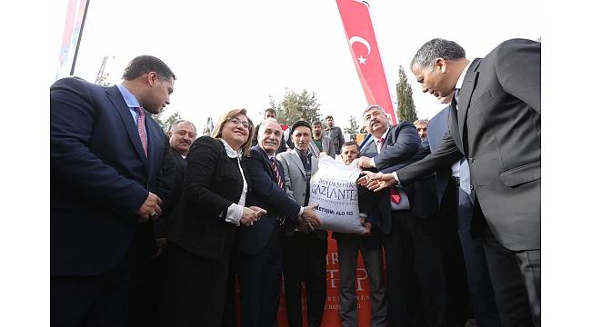 Büyükşehir'den 400 Çiftçiye 200 ton koyun süt yemi