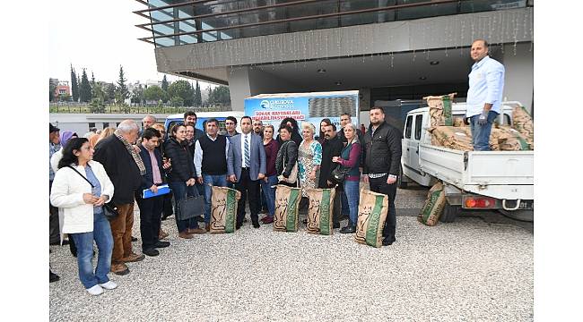 Çukurova Belediyesi&#39;nden kedilere her ay mama