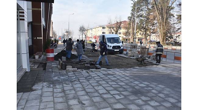 Düzce&#39;de kaldırım çalışmaları devam ediyor