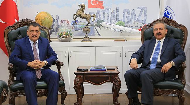 Eski Vekil Kılıç’tan, Başkan Gürkan’a övgü