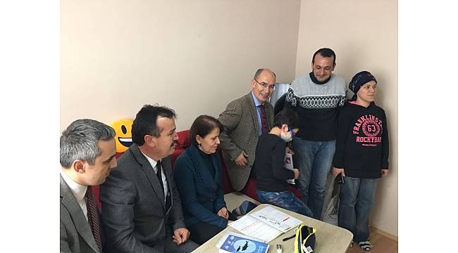 Evde eğitim alan öğrenci karnesini kaymakamdan aldı