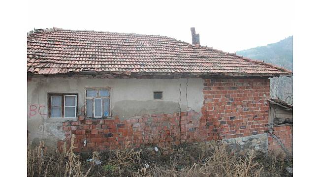 Evleri çatlayan köylüler ölüm korkusuyla yaşıyor